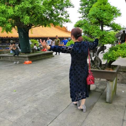 淡然一笑