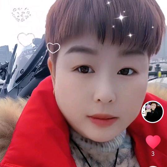 是回收旧衣服的小王。