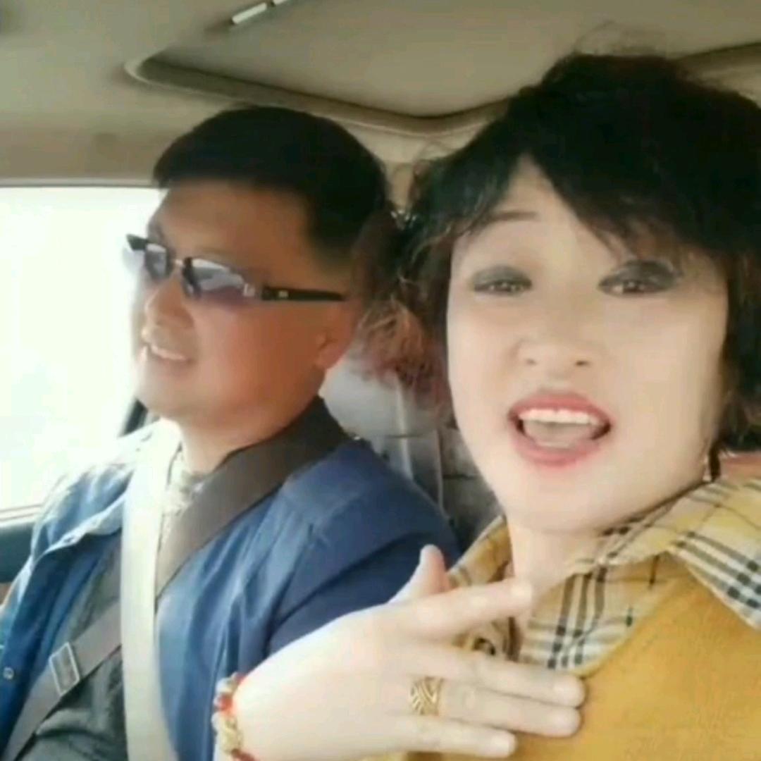 甜蜜的小俩口