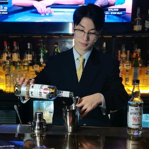 欧时古调酒师-小贾