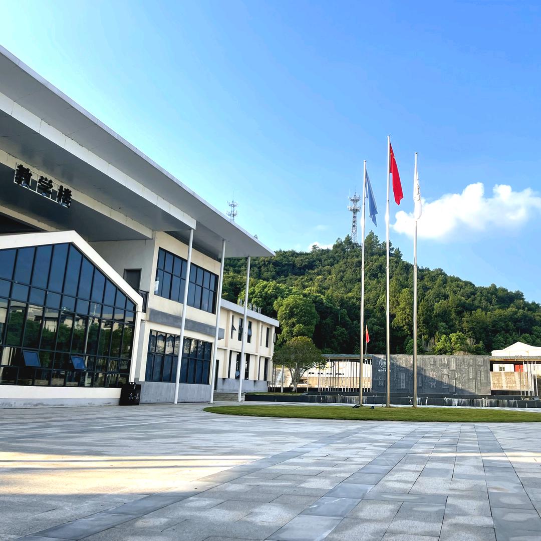 珠峰岭下的现代校园