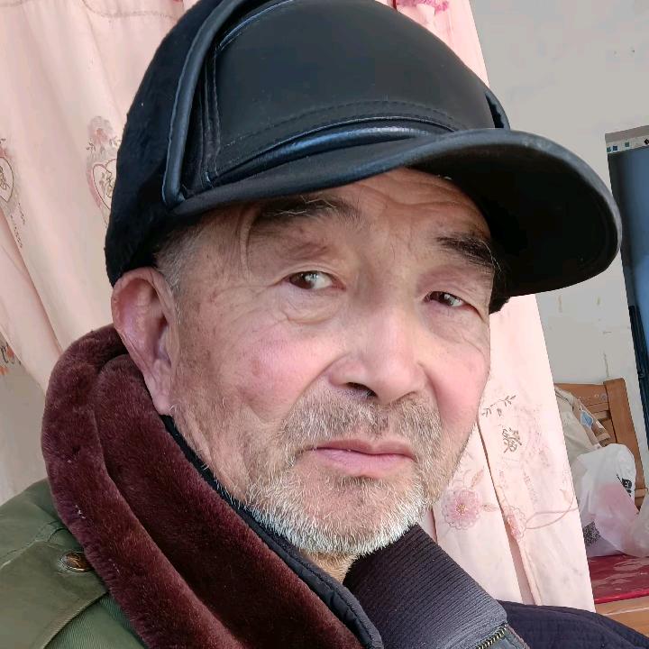 站在夕阳下