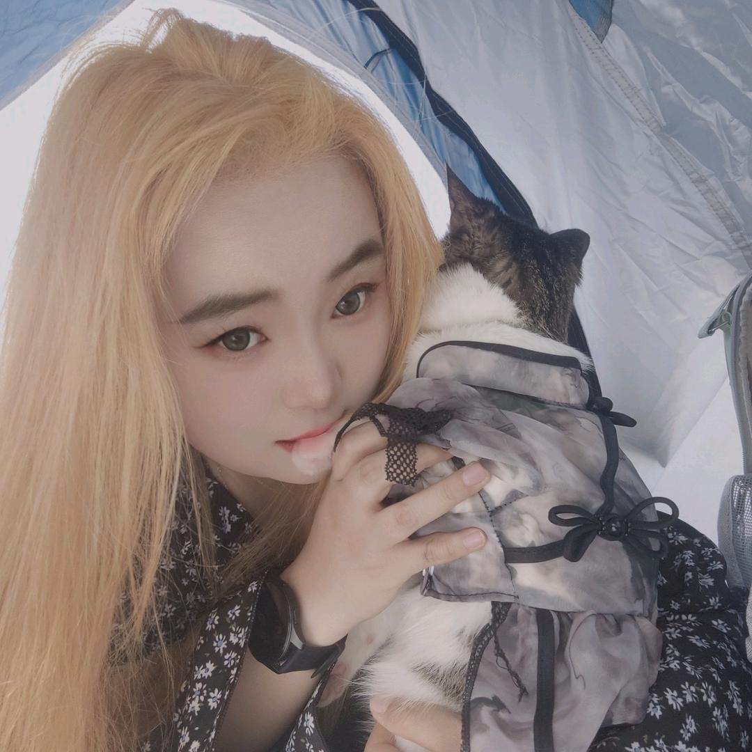 抱着猫的wannable