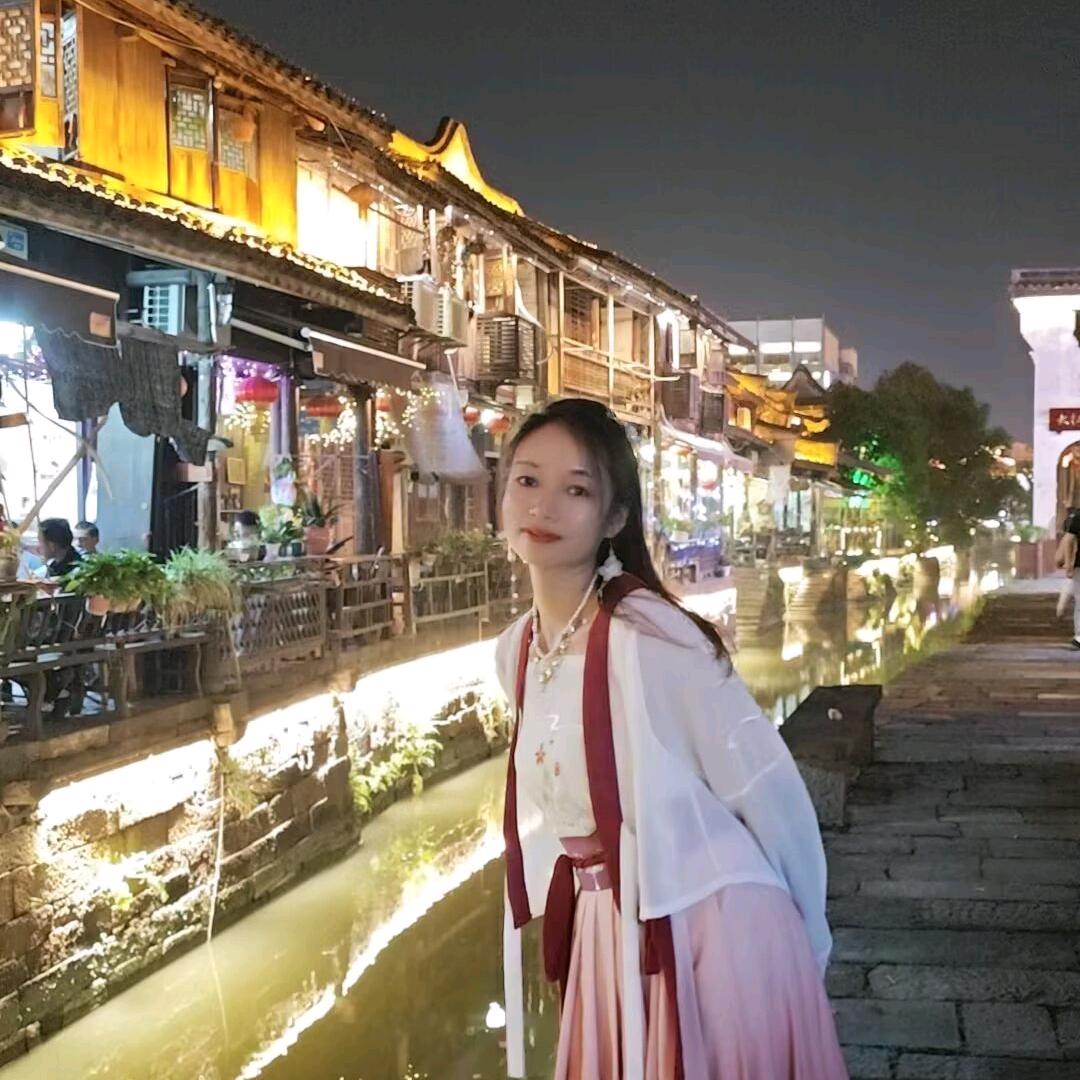 小 何
