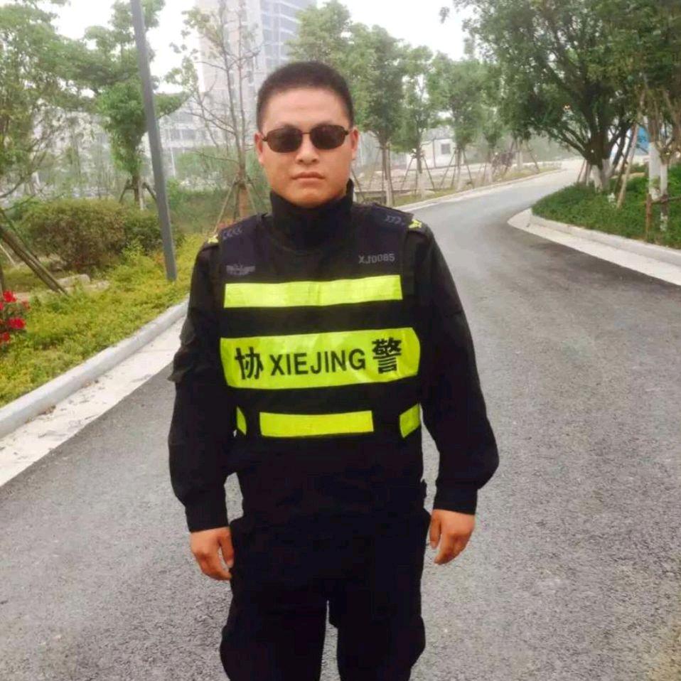 开着依维柯拉货跑全国。