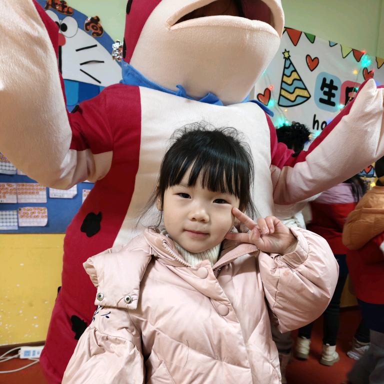 爱臭美的小女孩