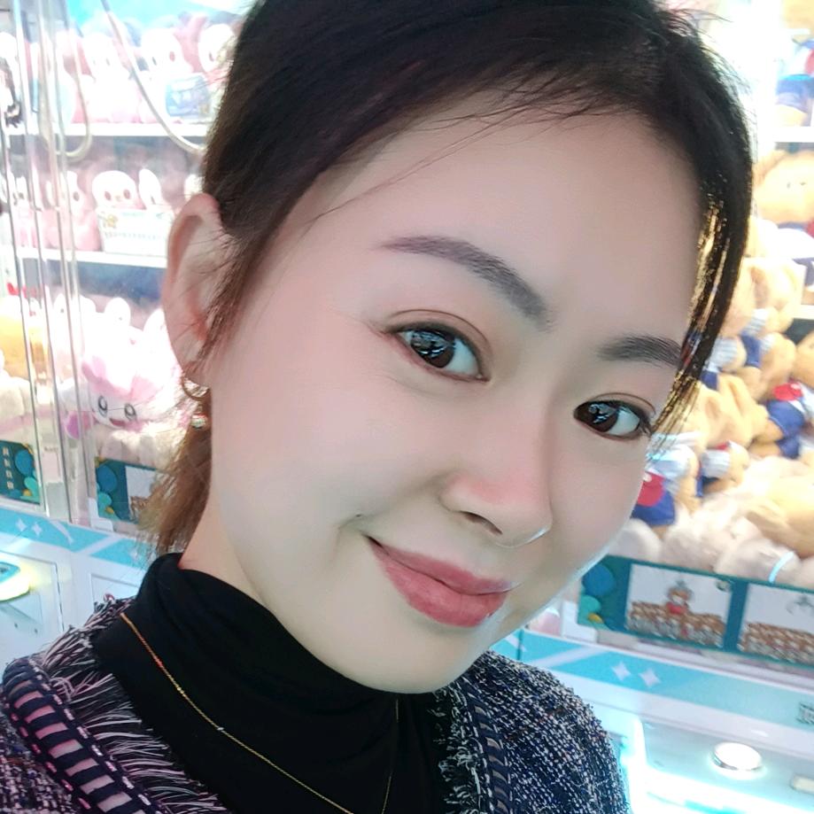 卖珠宝的李李。