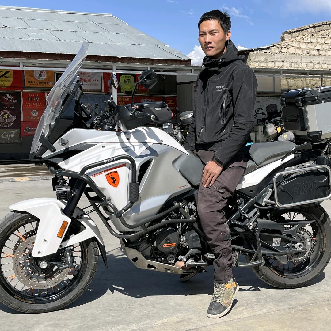 拉萨的小武摩托车俱乐部