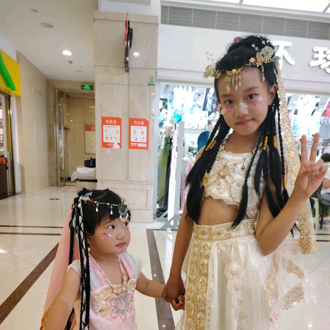 跳舞蹈的小女孩