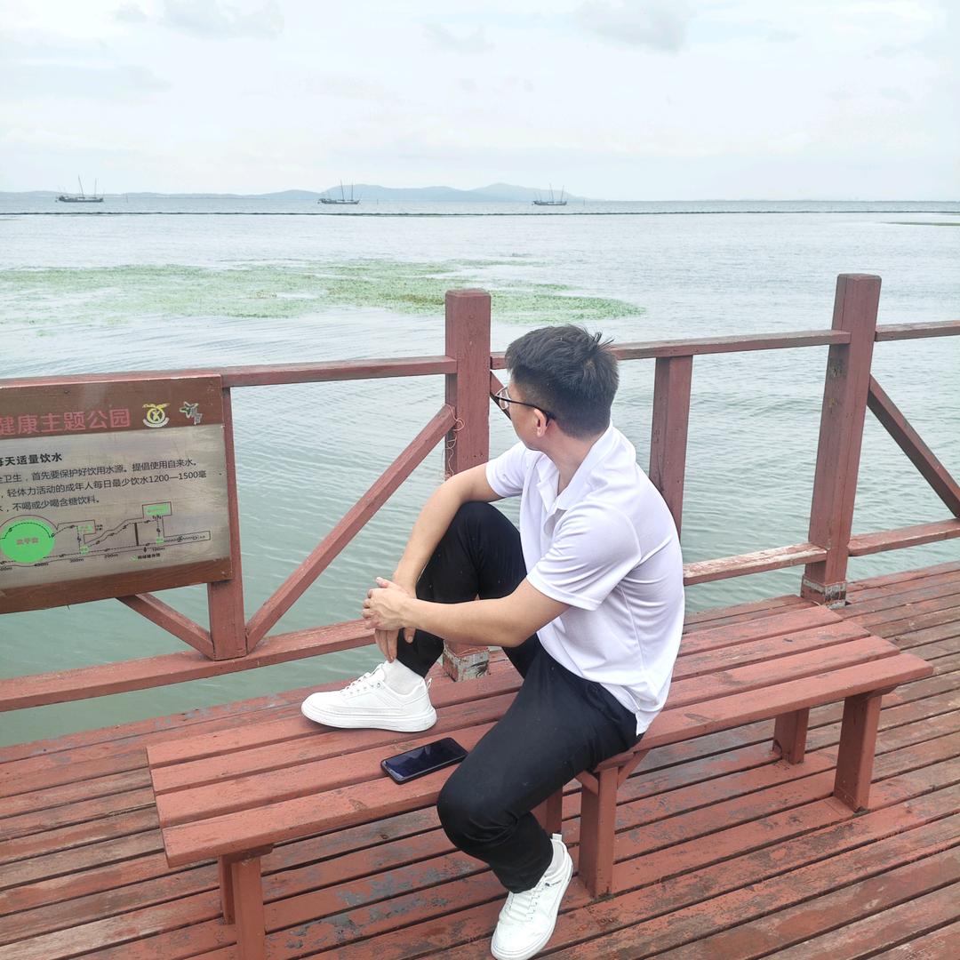 独自和一棵树聊天，它都不理我🌳
