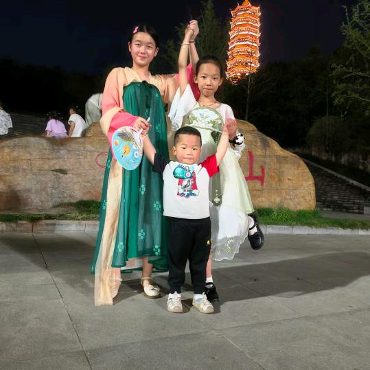 欢欢晨晨快乐一家*⁂((✪⥎✪))⁂*