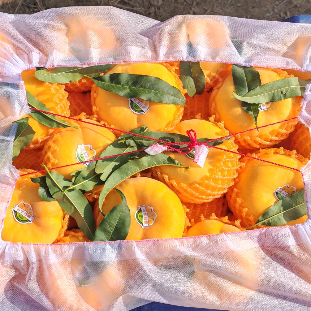 00后帮父母卖桃