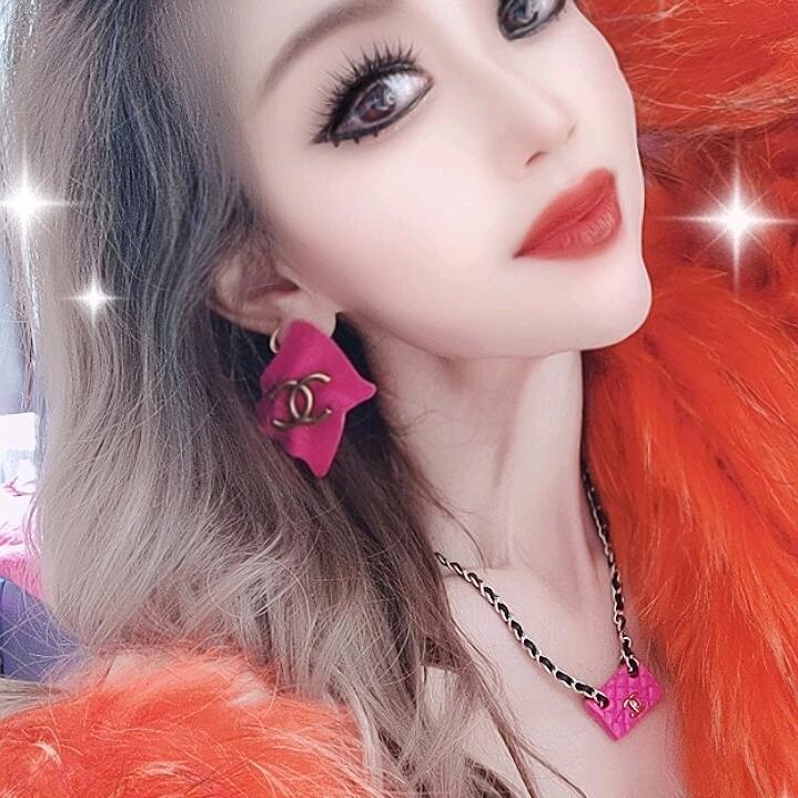 爱臭美的小妖