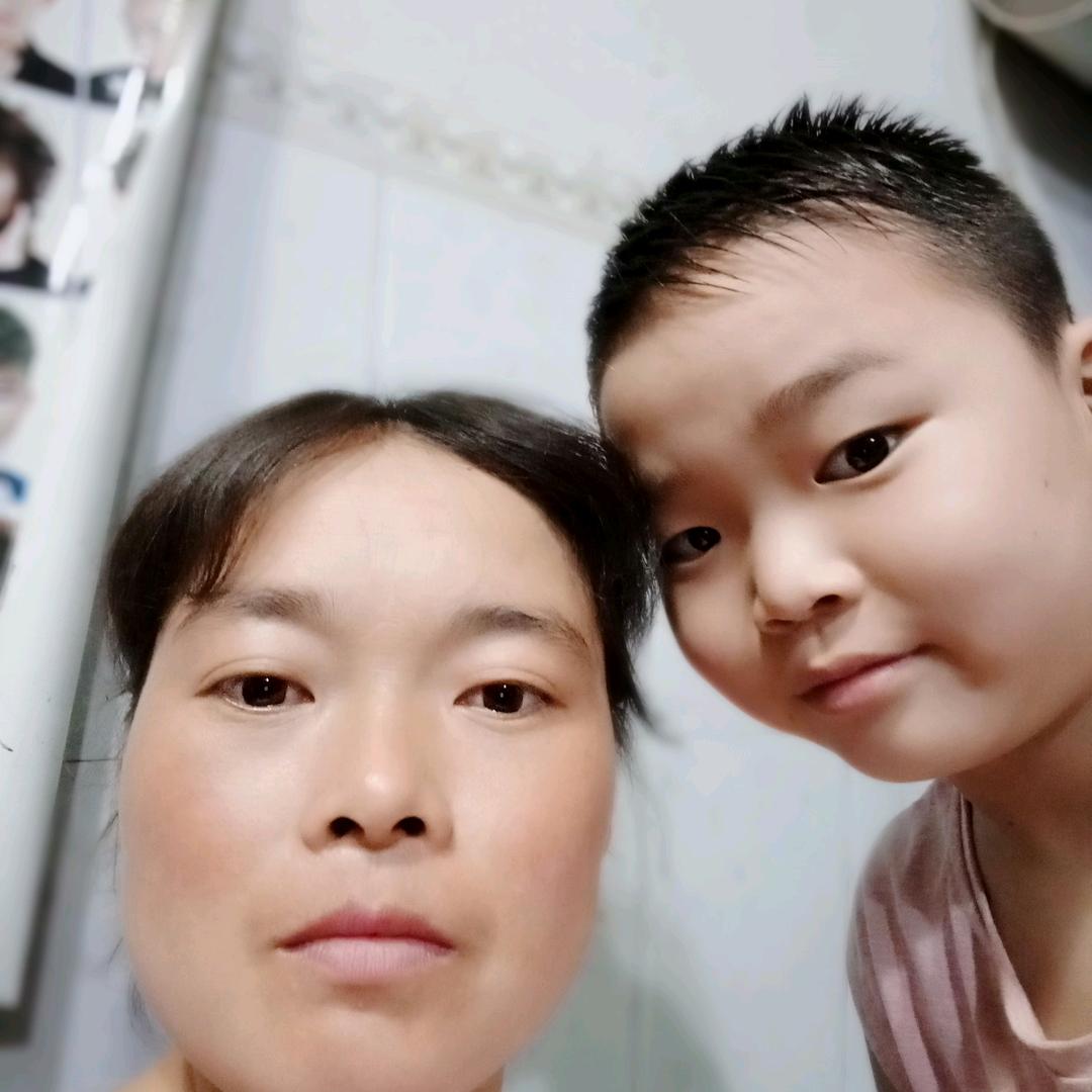 拿气球的小姐姐