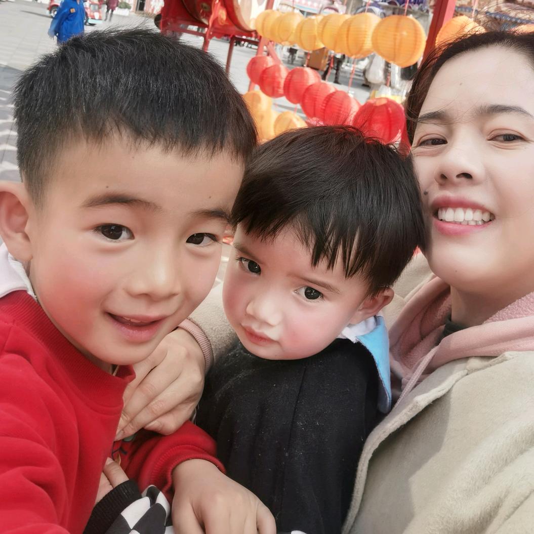 美满妈妈和她的俩小跟班