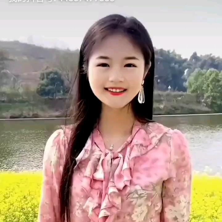 笑的很甜