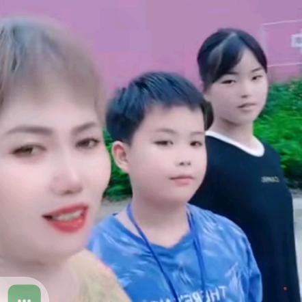 欣欣奶奶盼月亮。