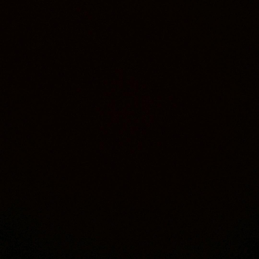 ……黑……