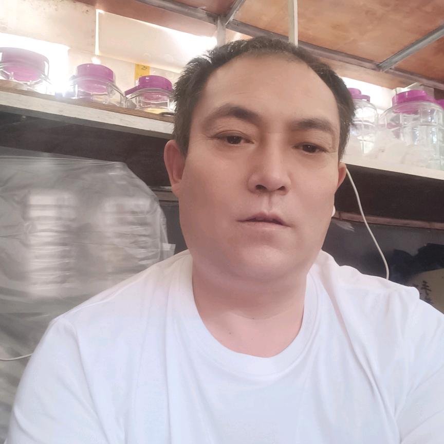 摊位48号，红高粱酒