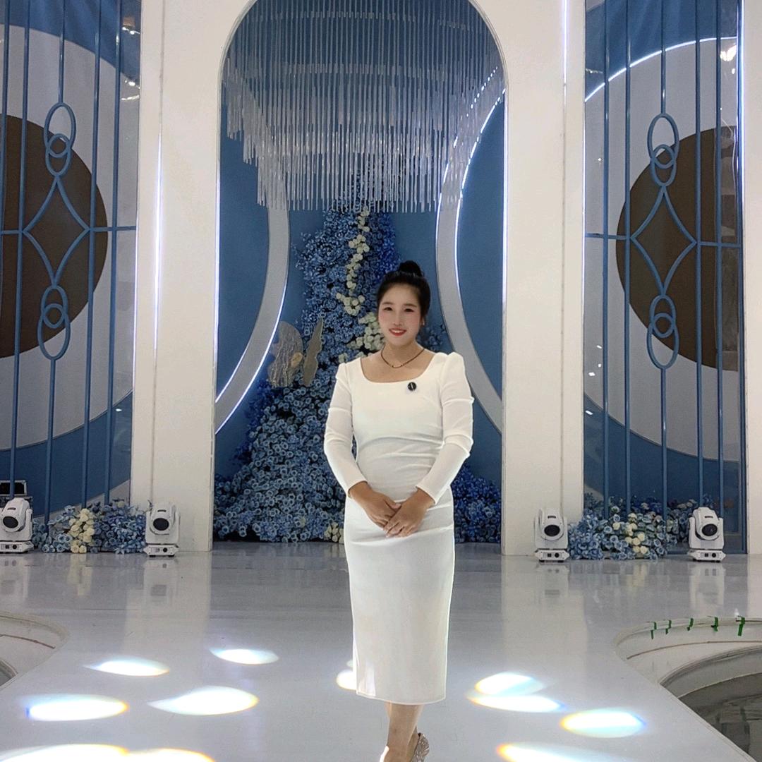 梁英  婚礼主持人。