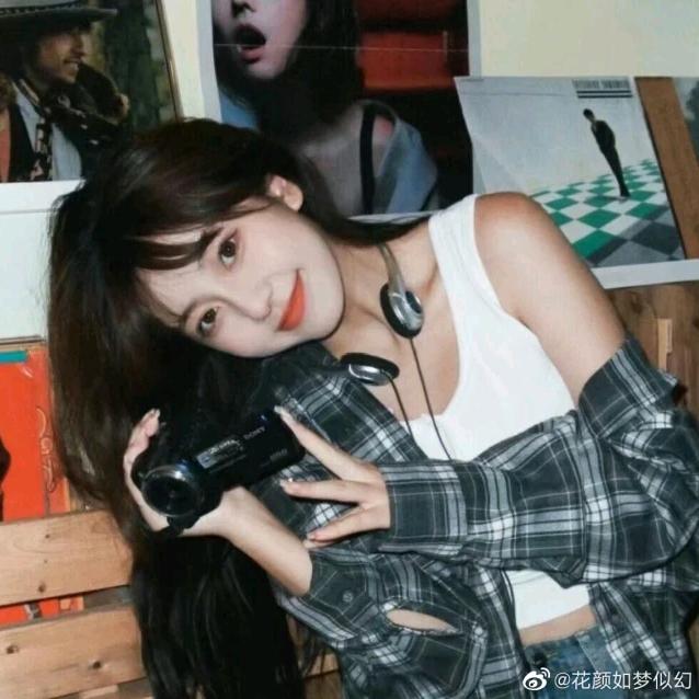 温柔且腼腆的美女