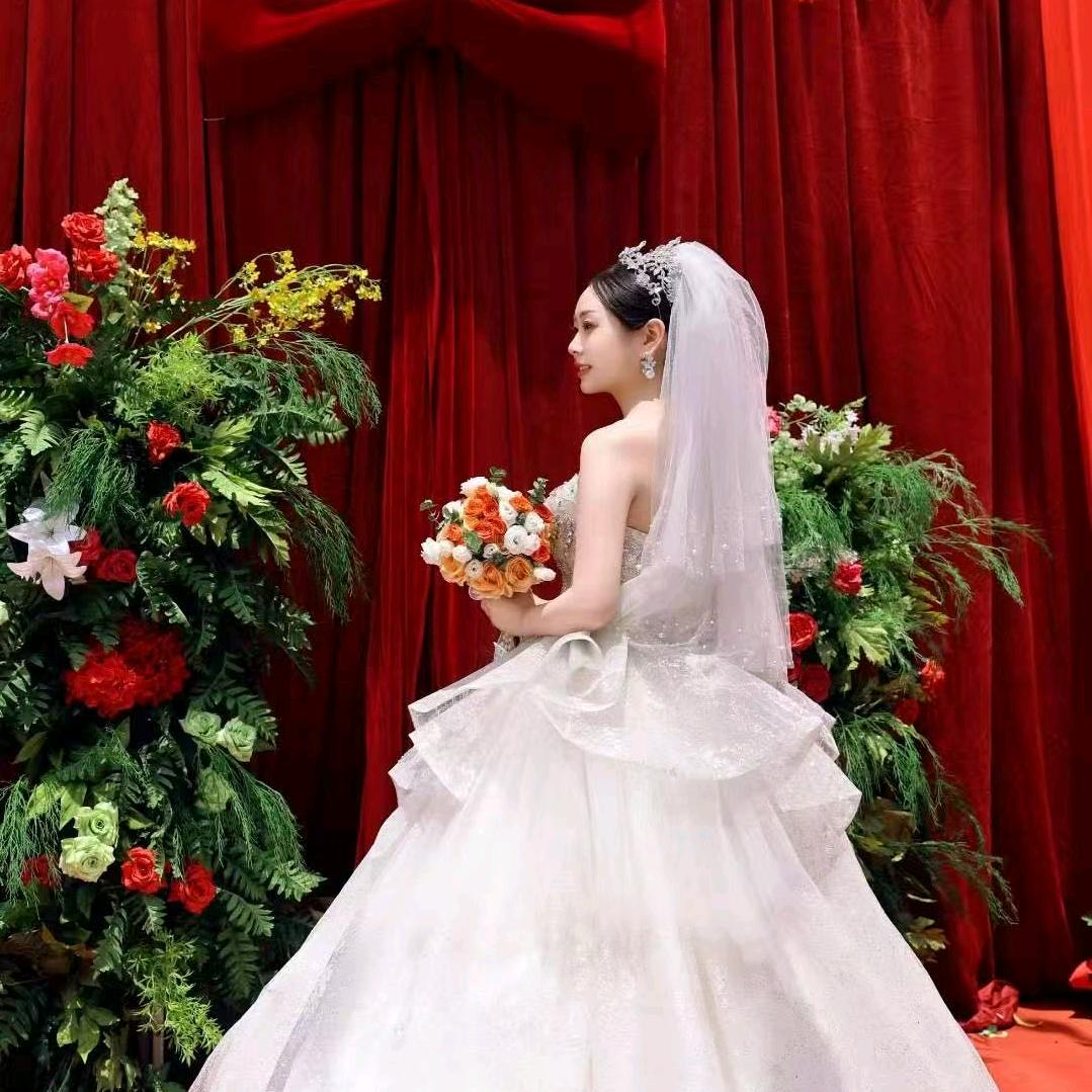 会化妆，美甲💅🏻的小姐姐