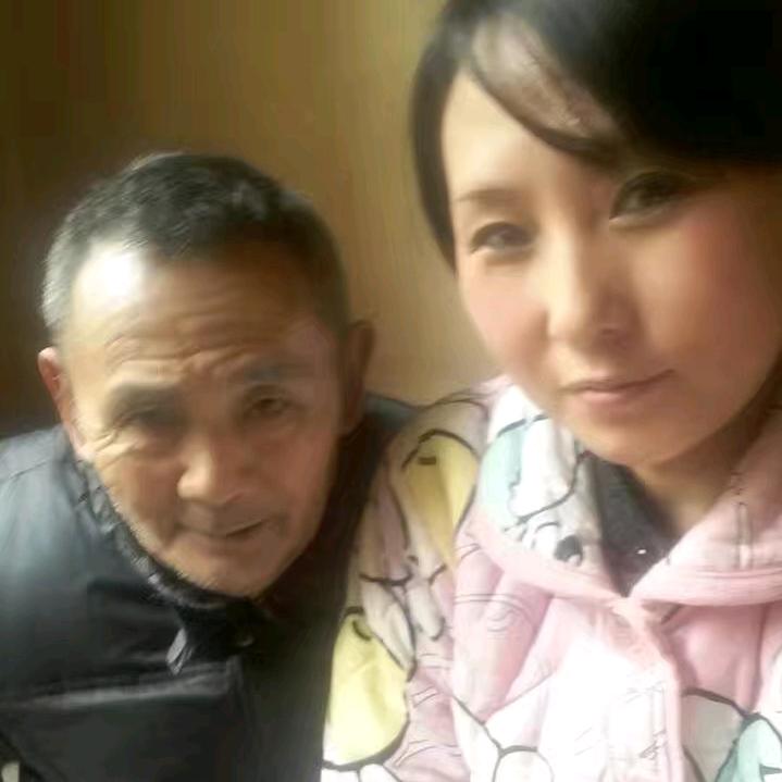 父女相依相偎