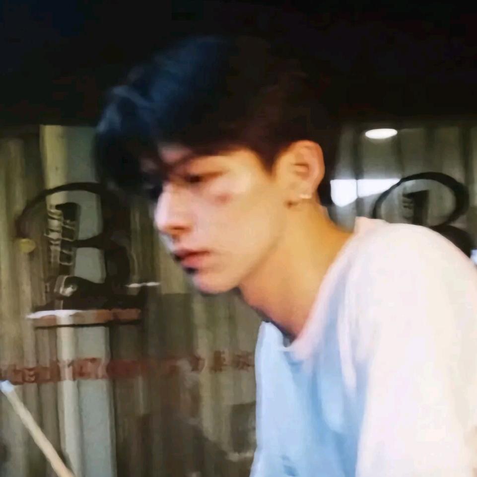渁