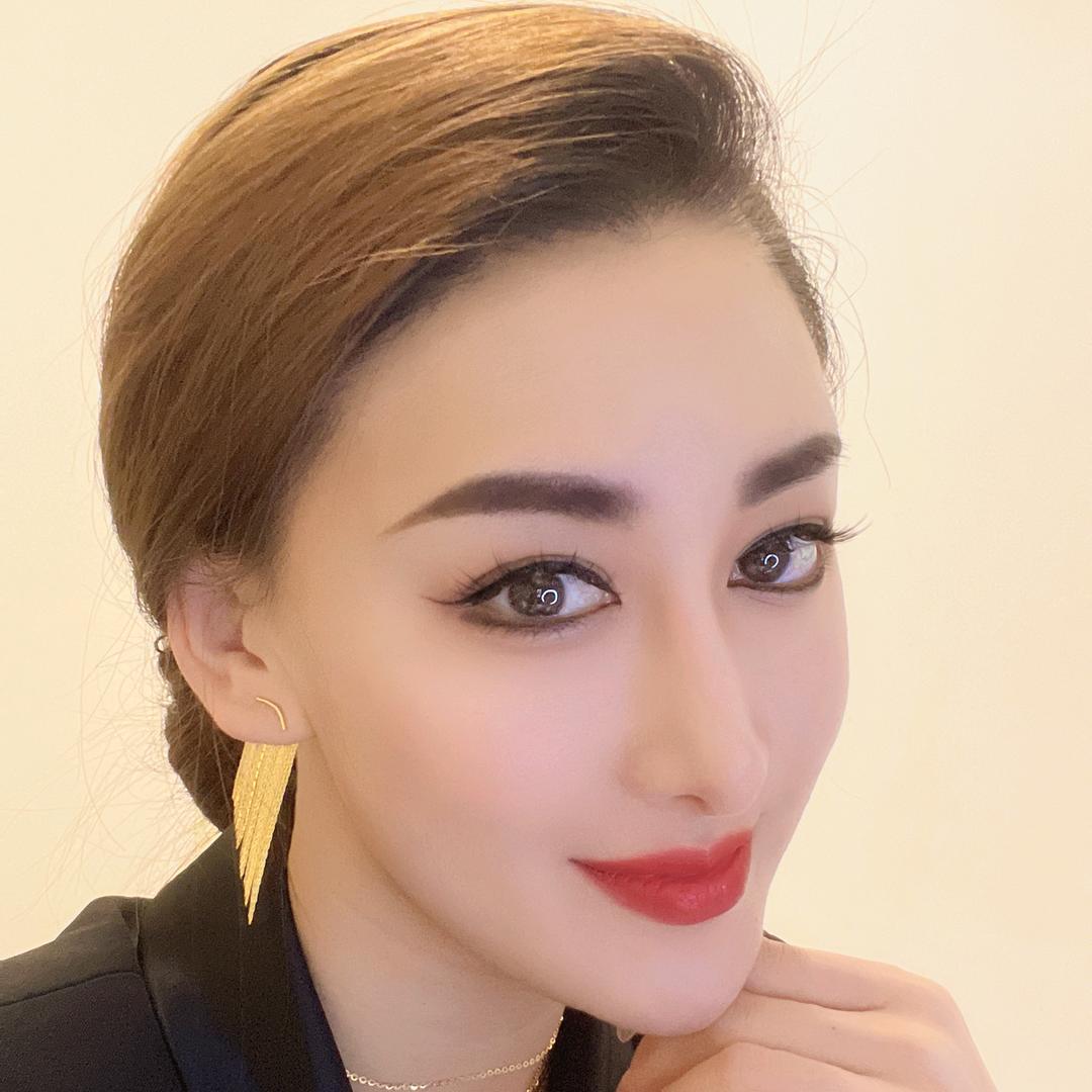 叼雪茄的金融女魔头