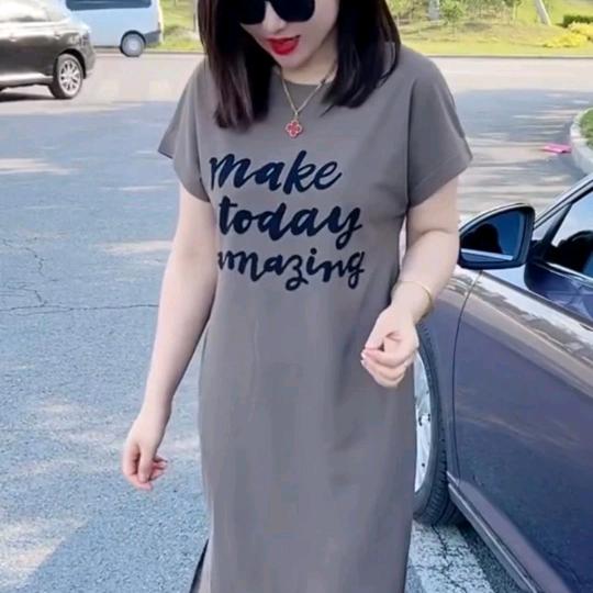 年轻美丽女人服装店