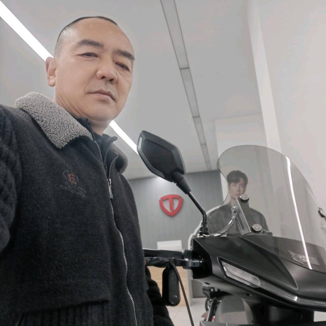 一个卖电动车的人