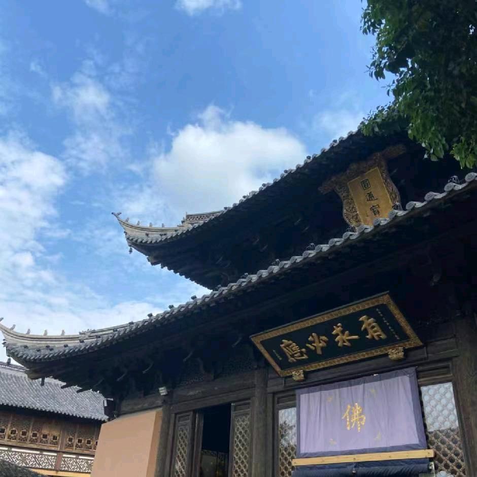 清风拂面，佛光普照