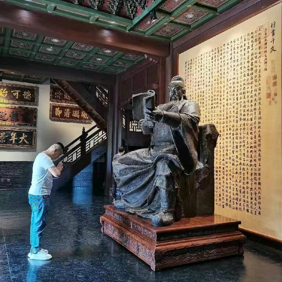 穷凶极恶。