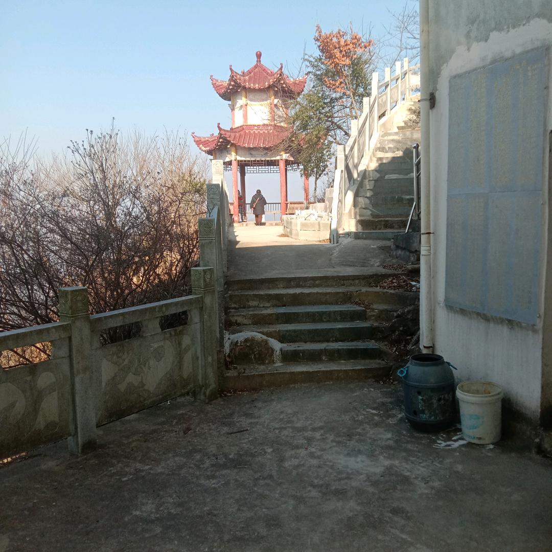 军各一人。