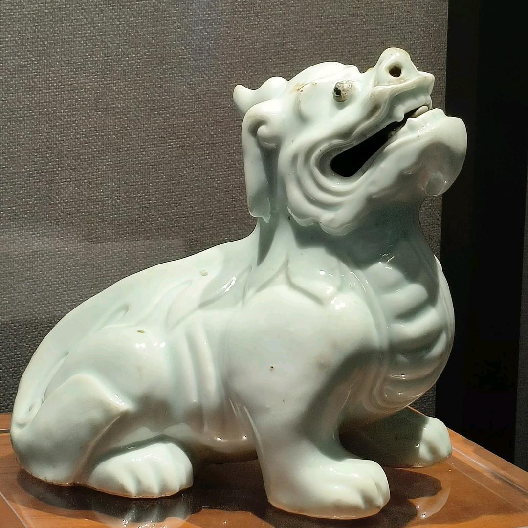 白釉甪端