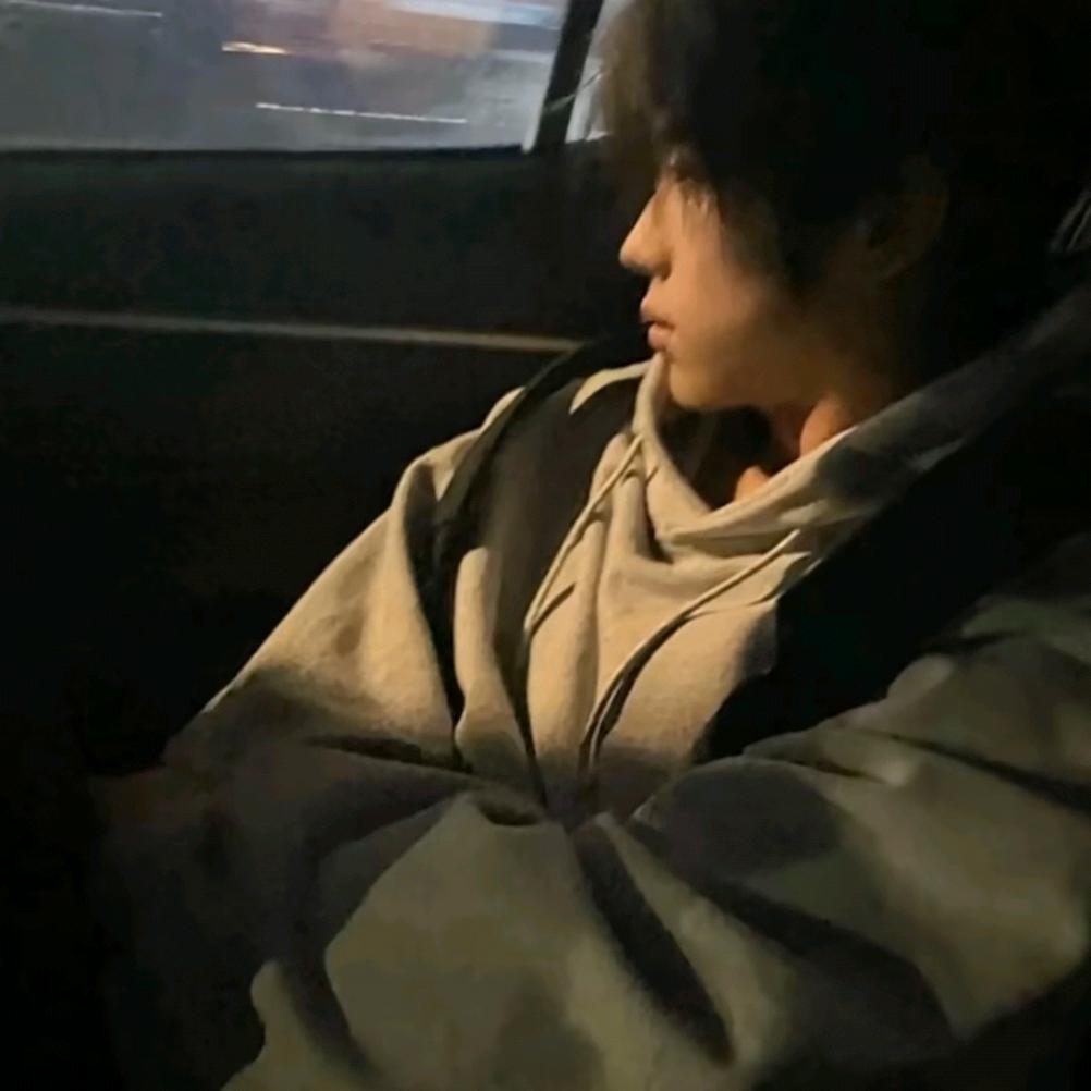 咫尺.