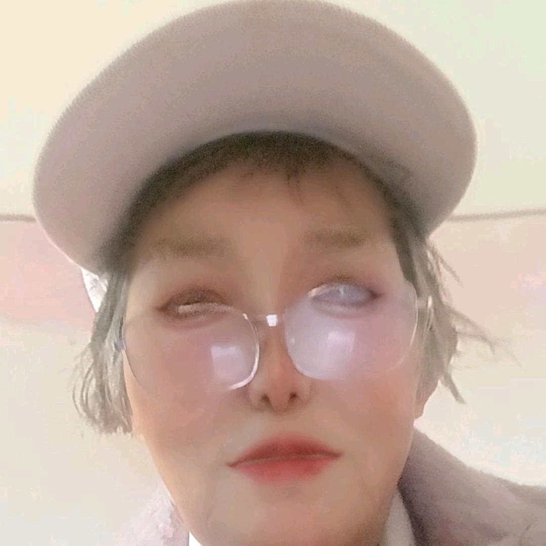何英
