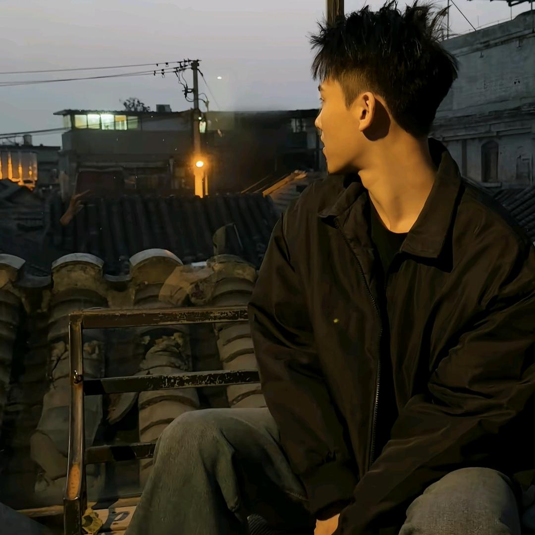 ღ枕着黄昏看月亮. 🧸