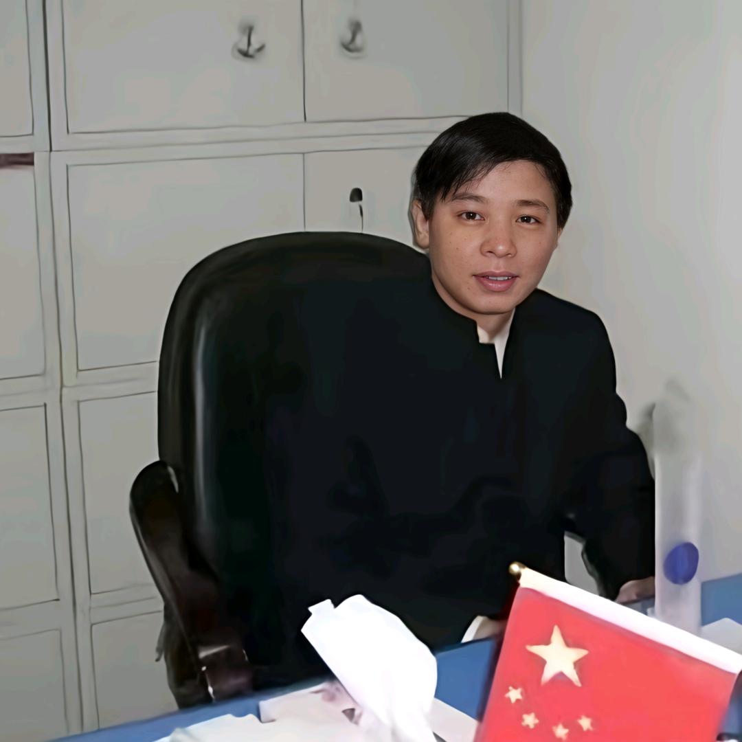 不在高