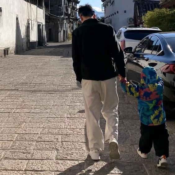 牛爷爷每天cos女仆勾引壮壮妈