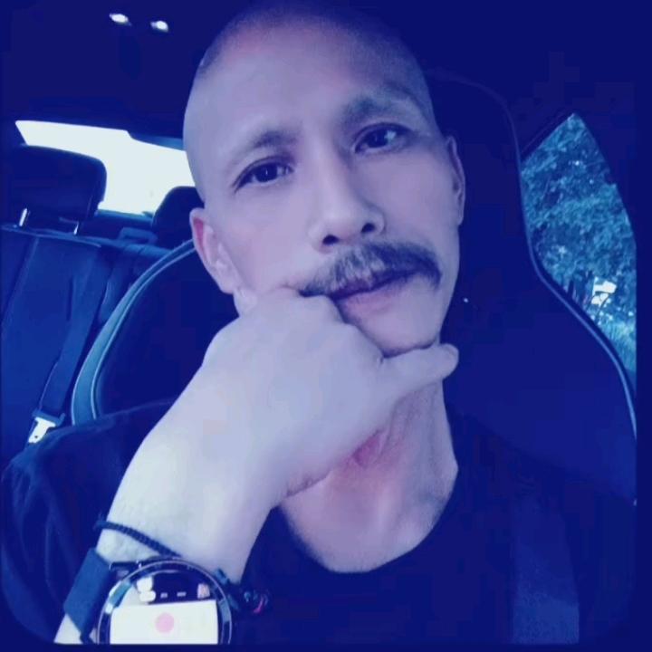 独自淋雨，为其撑🌂