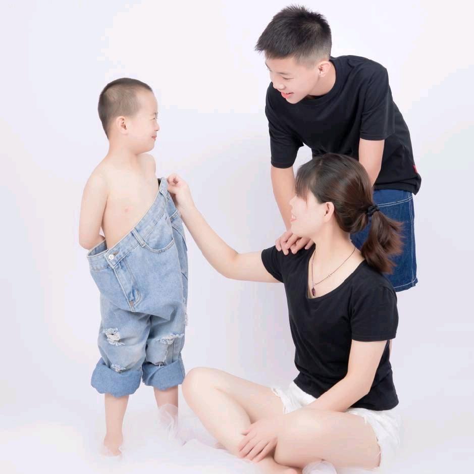 我有两件漏风的皮夹克