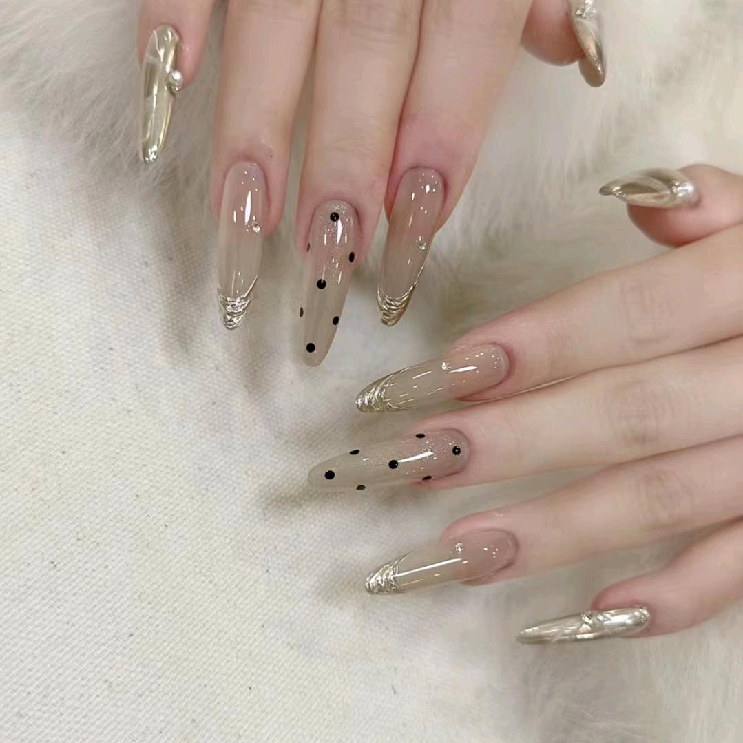 一个爱美甲的姑娘