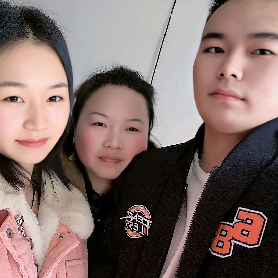 除了坚强别无选择 ((洪琴))