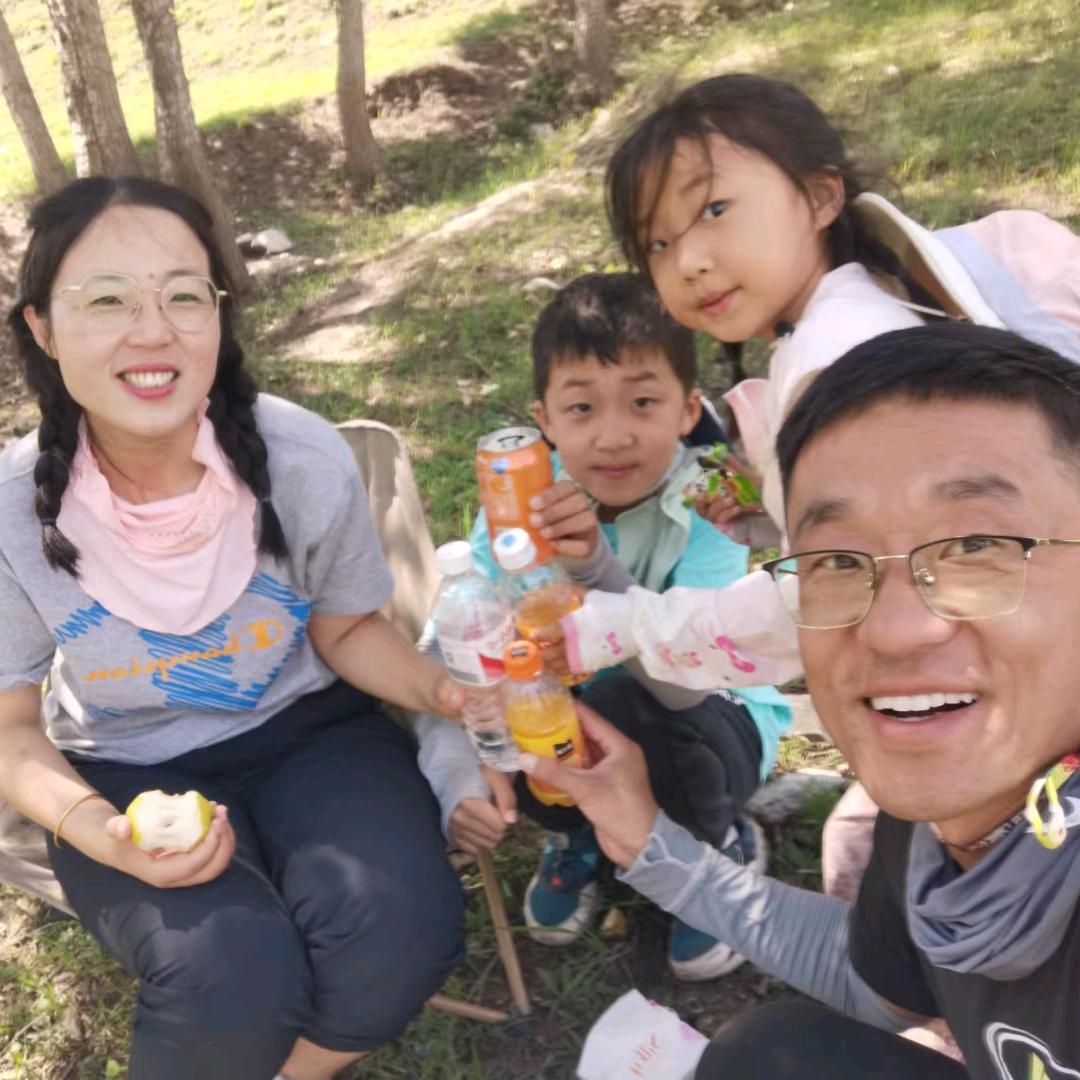 超人妈妈带着两个孩子追光