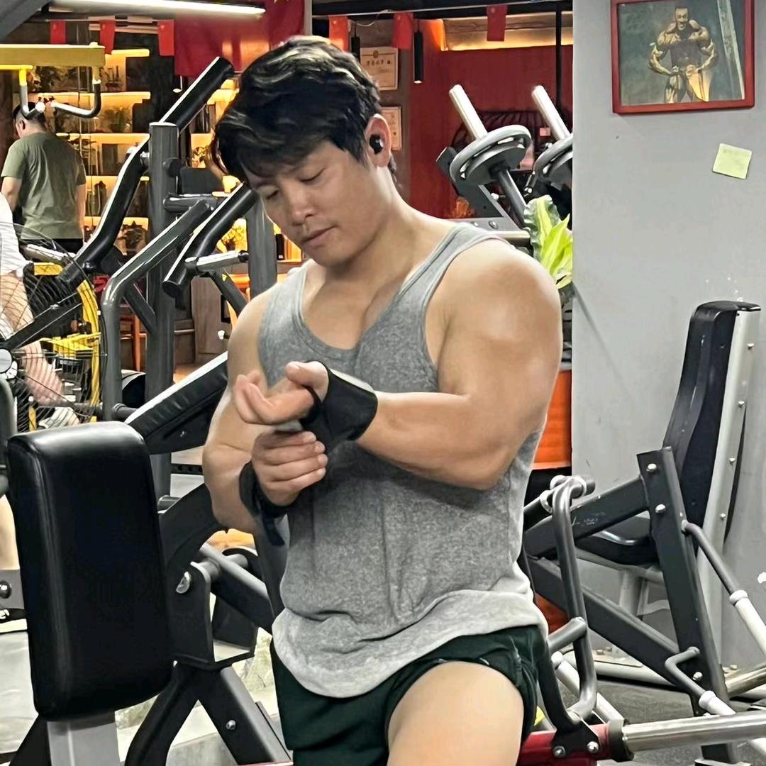 爱举铁的🏋烟火🔥