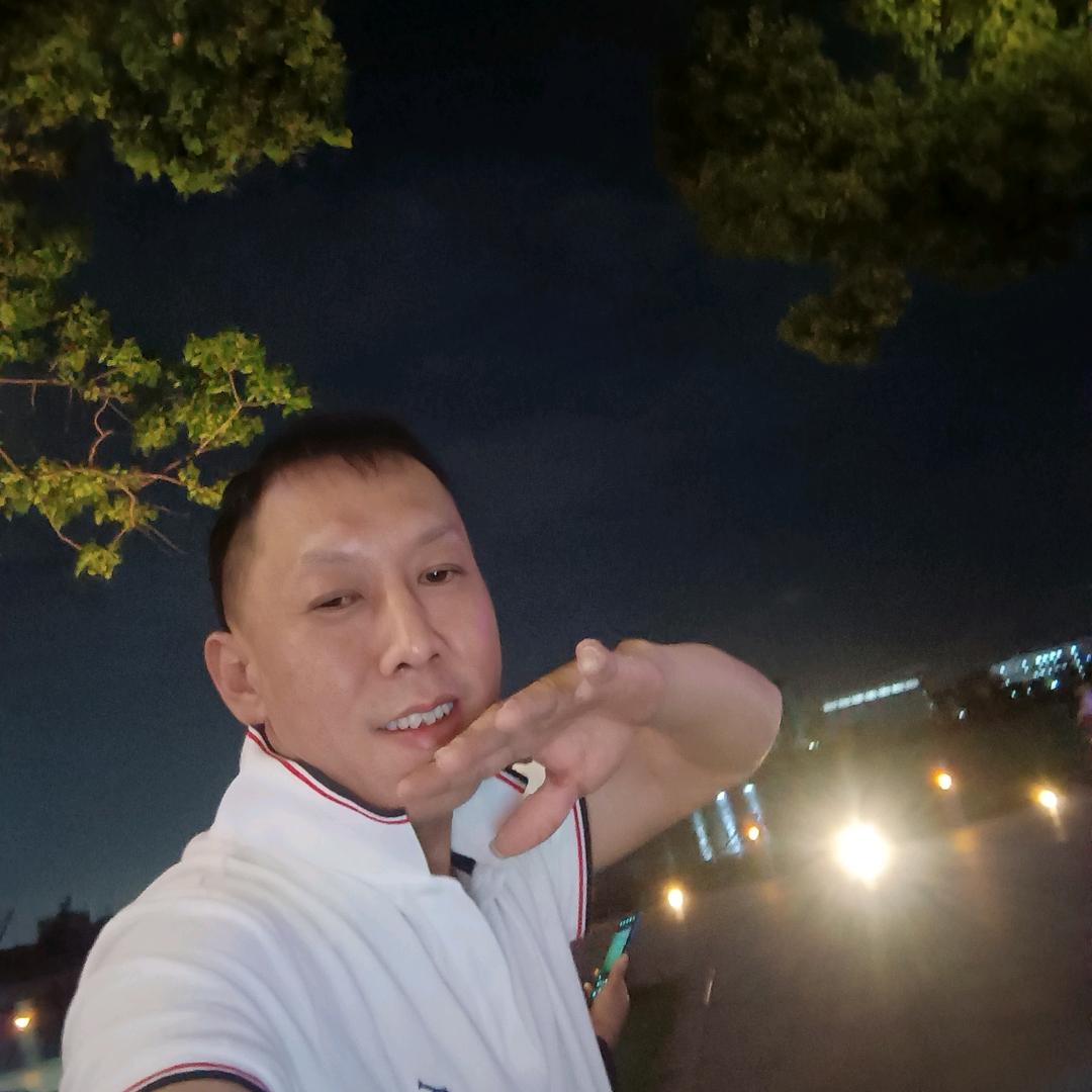 徐么哥，爱唱歌。