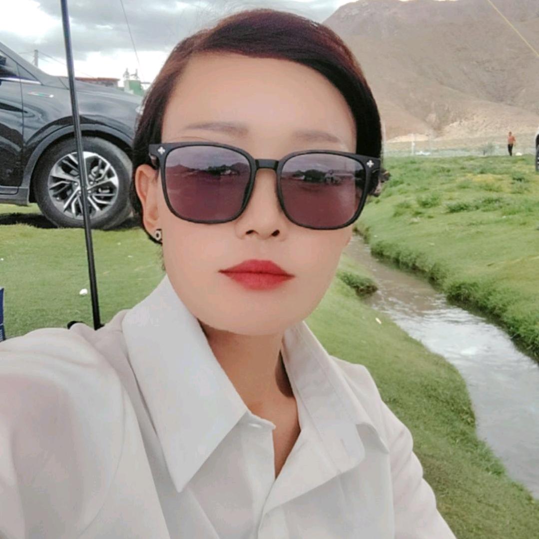 央央服装店。