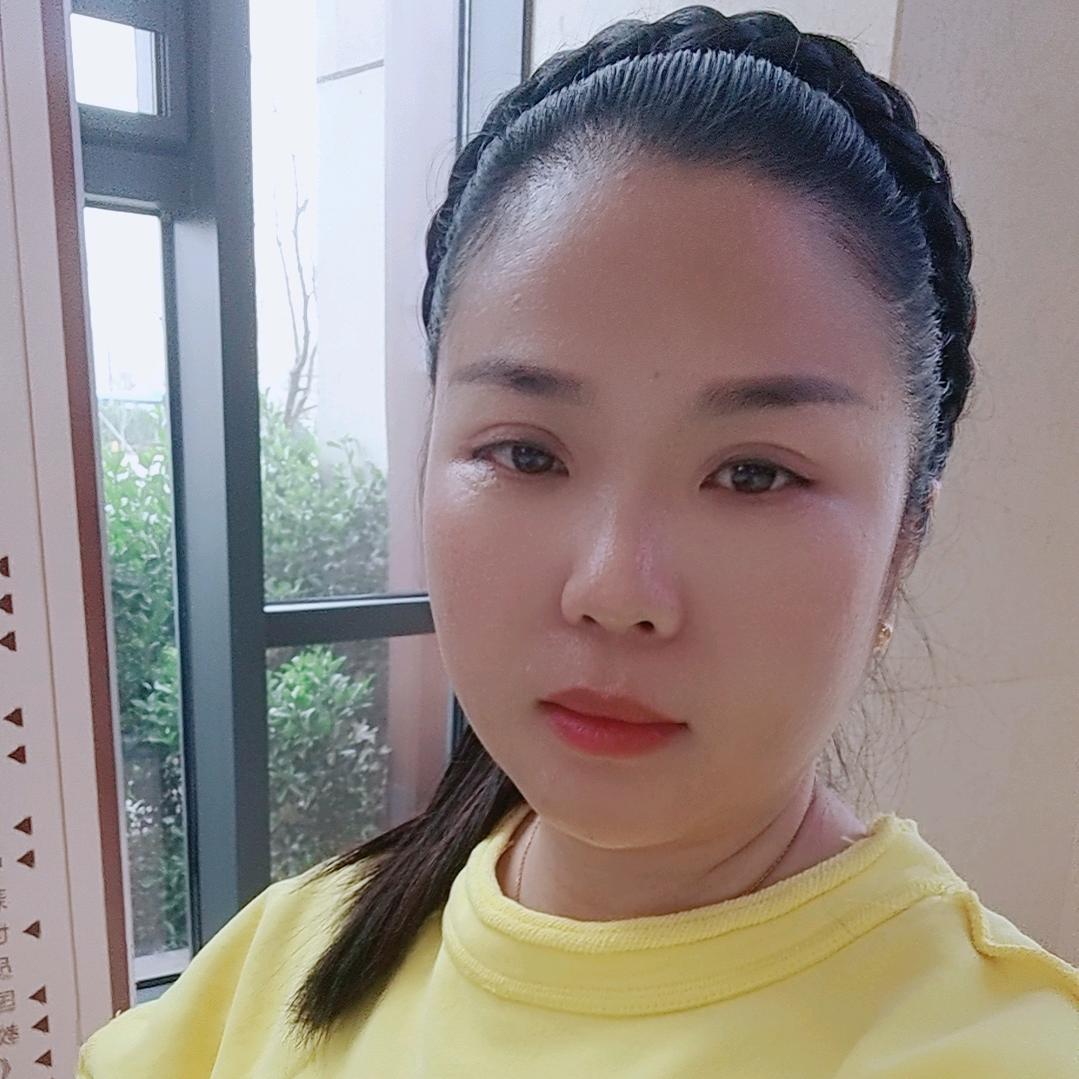 小宝妞-在养水蛭蚂蝗