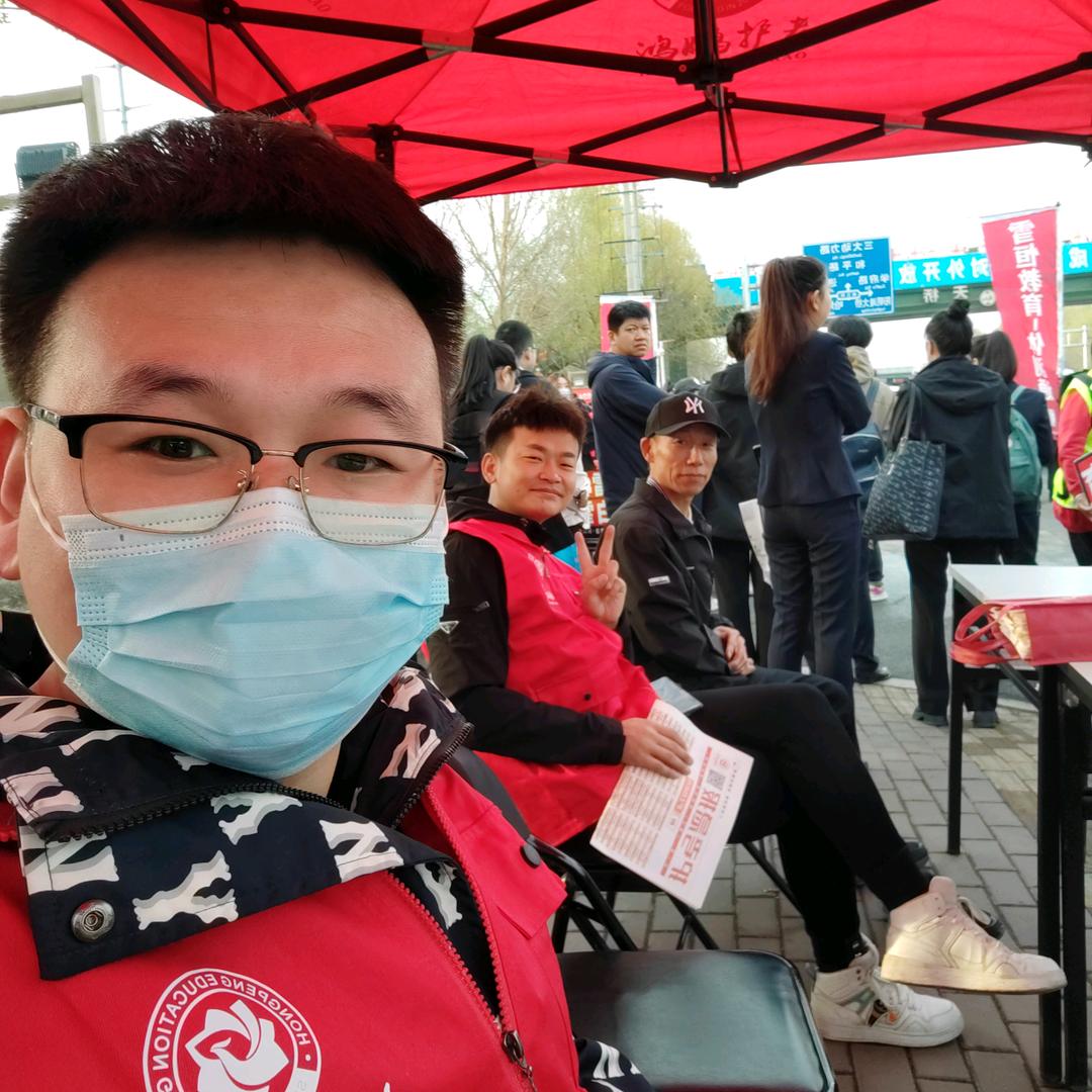 鸿鹏教育一男老师